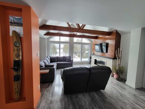 Een televisie, een stereo en een kantoor