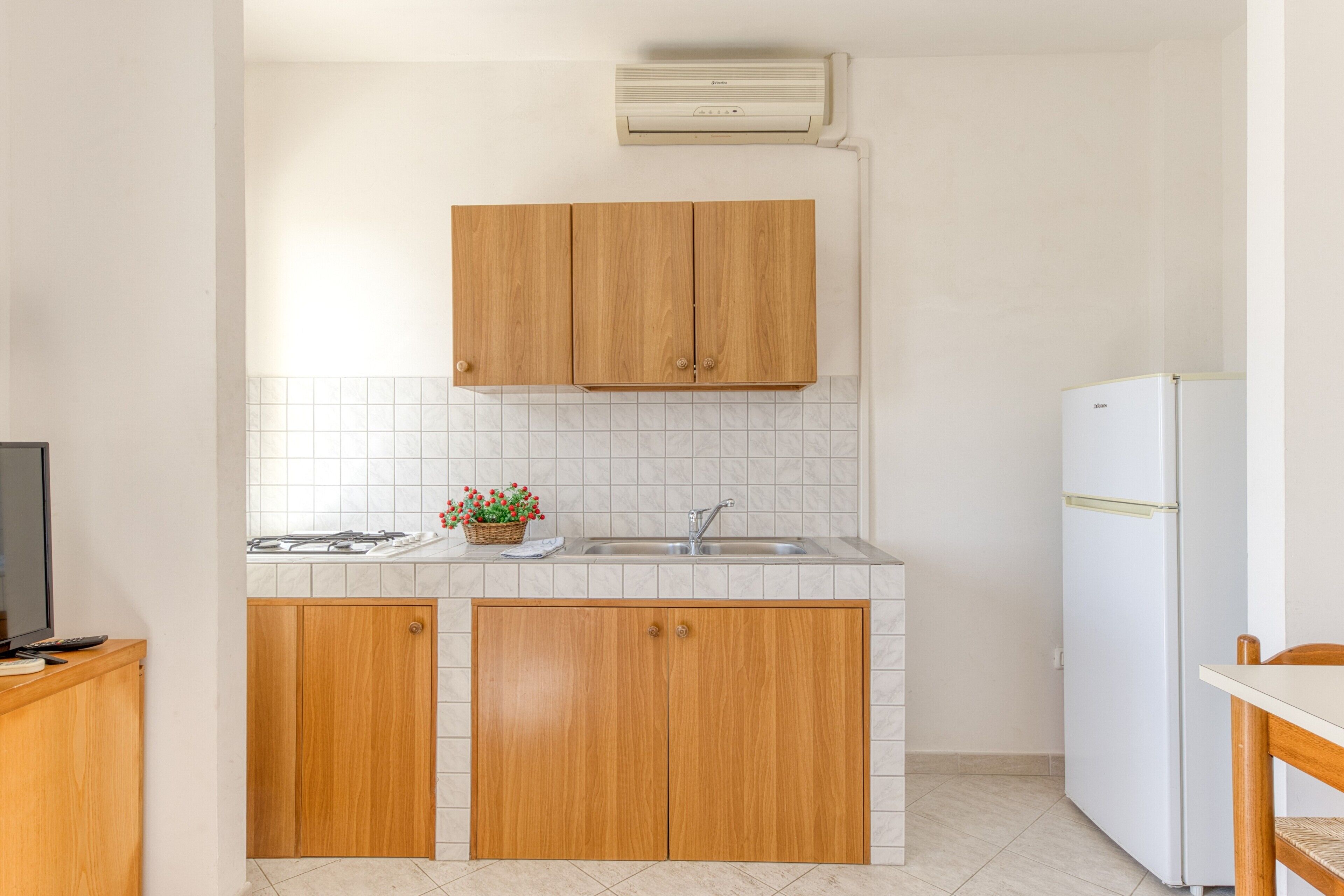 Jääkaappi, kahvin-/teenkeitin, keittoastiat/astiat/ruokailuvälineet