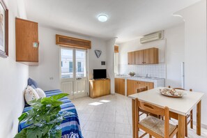 Dining - Holiday Home 'Ruggeri 1' with Private Terrace and Air Conditioning (Santa Maria di Leuca)