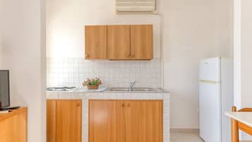 Kühlschrank, Wasserkocher mit Kaffee-/Teezubehör