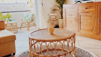 Căn hộ, 2 phòng ngủ, hút thuốc, ban công | Khu phòng khách | Sách