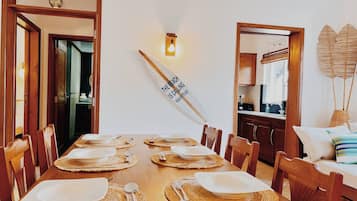 Apartment, 2 Bedrooms, Smoking, Balcony | Dining room