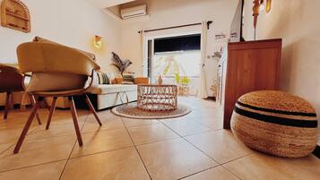 Apartment, 2 Bedrooms, Smoking, Balcony | Living room | Books