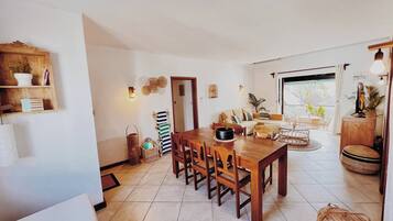 Apartment, 2 Bedrooms, Smoking, Balcony | Dining room