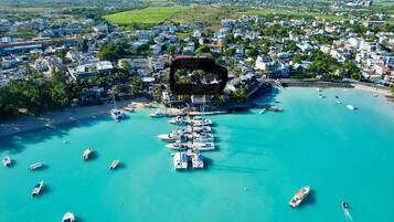 Apartment, 2 Bedrooms, Smoking, Balcony | Living area | Books