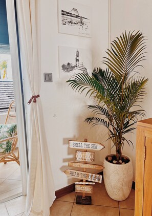 Căn hộ, 2 phòng ngủ, hút thuốc, ban công | Khu phòng khách | Sách 