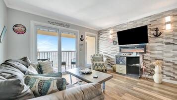 Televisión, chimenea y oficina