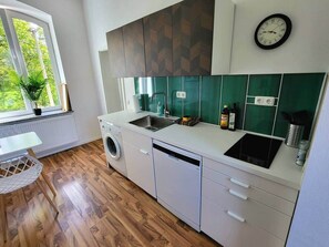 Kühlschrank, Mikrowelle, Herdplatte, Geschirrspüler