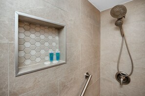 Douche, séchoir à cheveux, serviettes fournies