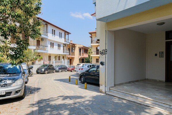 Un carrer residencial amb cotxes aparcats i edificis d'altures.