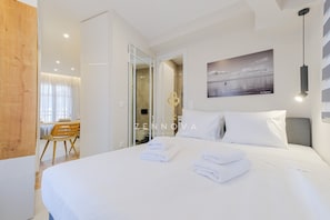 Apartamento luxo, vista para a cidade | Ferros/tábuas de passar roupa, Wi-Fi de cortesia
