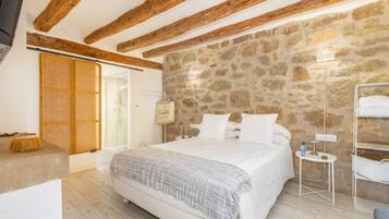 2 chambres, fer et planche à repasser, Wi-Fi, draps fournis