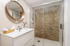 Shower, hair dryer, towels - Apartment 'Àtic 1' with Private Terrace, Wi-Fi and Air Conditioning (Balaguer)