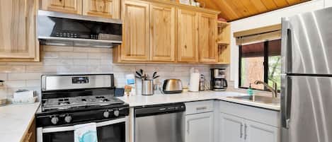 Een koelkast, een microgolfoven, een oven, een kookplaat