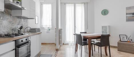 Réfrigérateur, four, cafetière/bouilloire