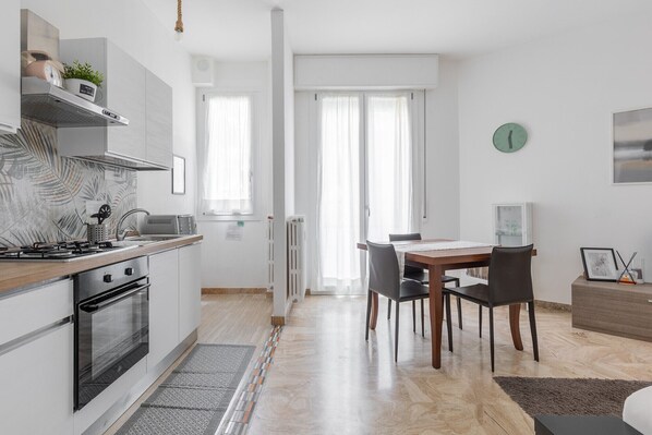 Fridge, oven, coffee/tea maker, cookware/dishes/utensils - Appartamento Saffi by Wonderful Italy (Bologna)