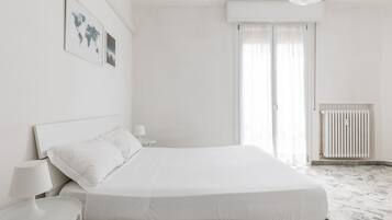 2 slaapkamers, een strijkplank/strijkijzer, gratis wifi, beddengoed
