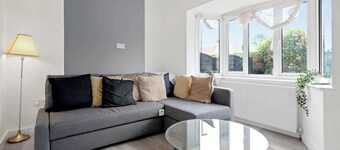 3Bed House-Free Parking