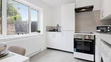 KylskÄp, spishÀll och grytor/köksredskap