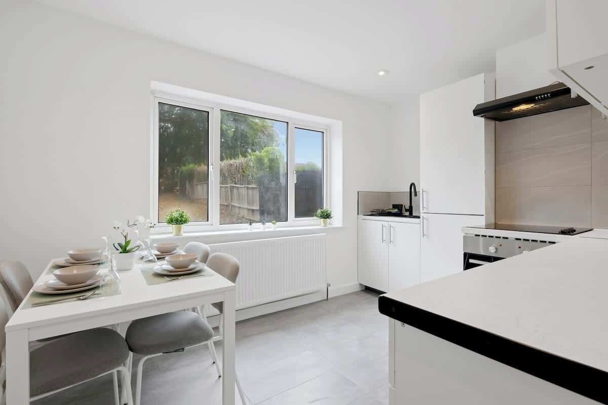 Frigorífic, placa de cuina i utensilis de cuina, vaixella i coberteria 