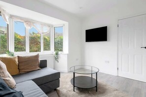 テレビ、書斎 / ワークスペース