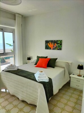 3 bedrooms, iron/ironing board, bed sheets
