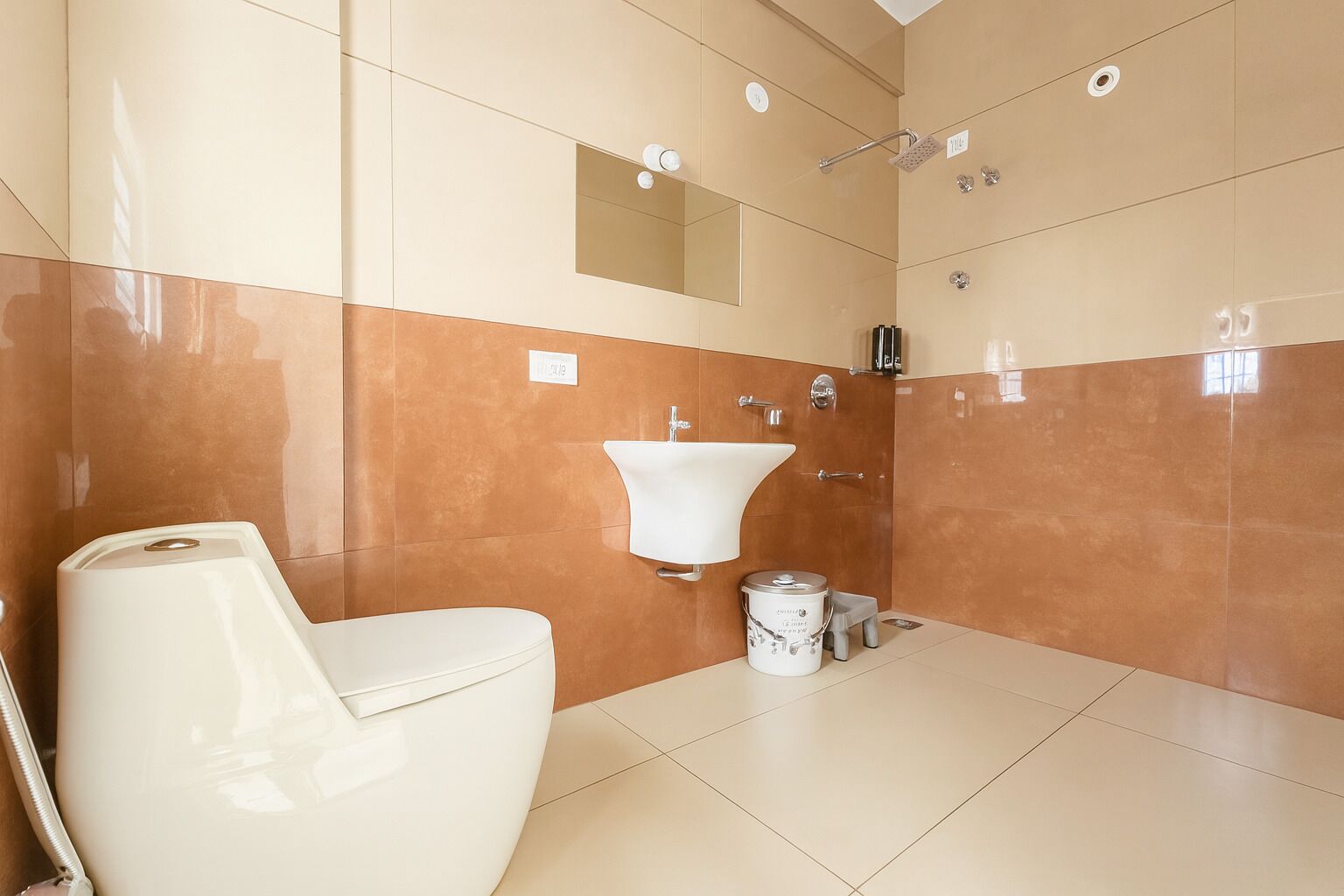 华丽双人房 | 浴室 | 淋浴设施、毛巾、洗发水