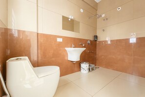 Deluxe Double Room | Bathroom | Shower, towels, shampoo - Savi Service Apartments (Chikkamagaluru)