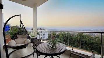 Chambre Double Deluxe, balcon, vue ville | Coffres-forts dans les chambres, chambres insonorisées, Wi-Fi gratuit