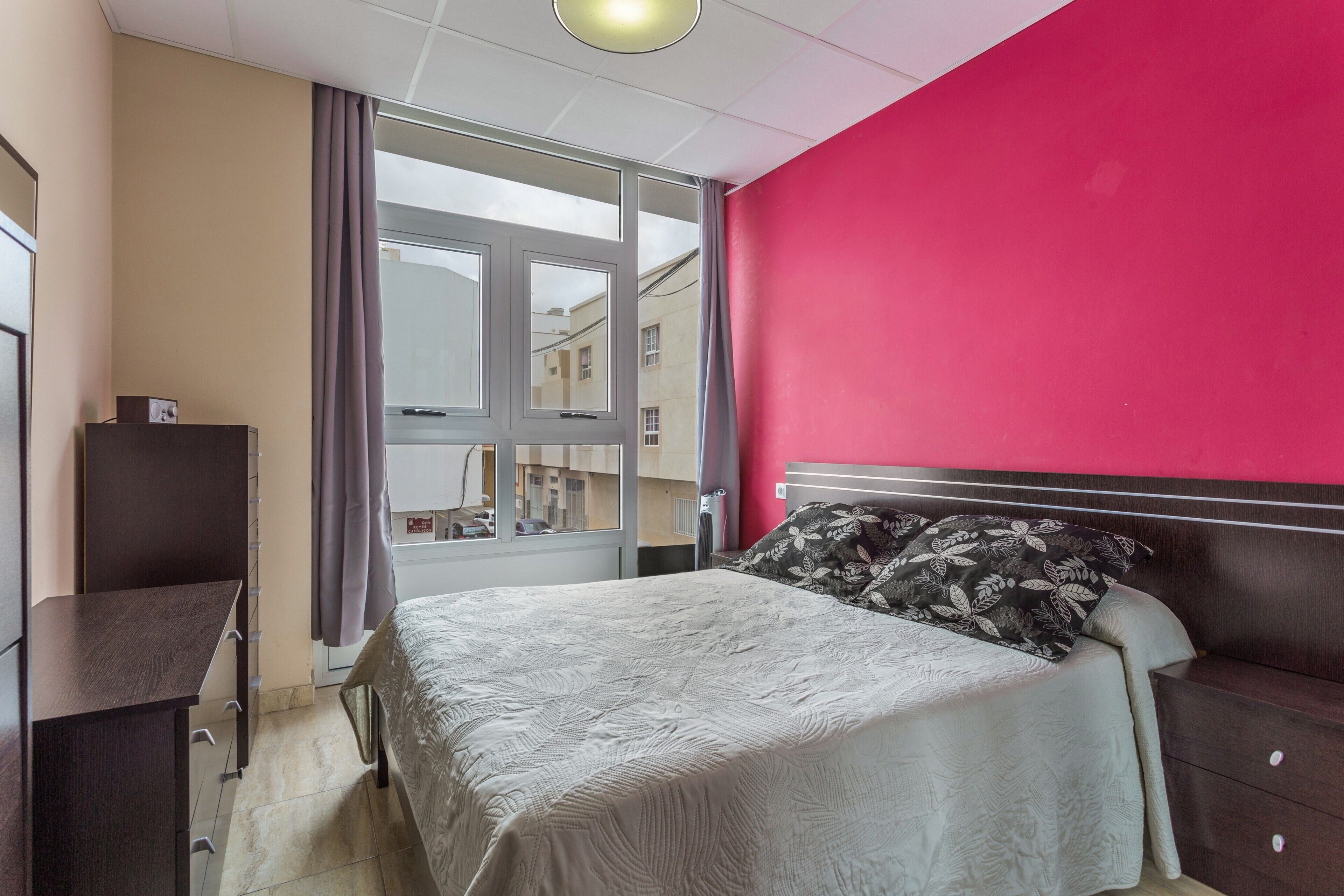 1 habitación, tabla de planchar con plancha, wifi y ropa de cama 