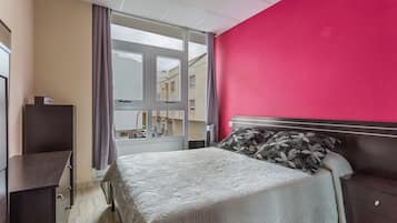 1 habitación, tabla de planchar con plancha, wifi y ropa de cama