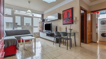 Fernseher, DVD-Player, Stereoanlage