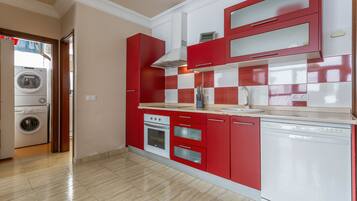 Een koelkast, een magnetron, een oven, een kookplaat