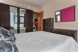 1 habitación, tabla de planchar con plancha, wifi y ropa de cama 