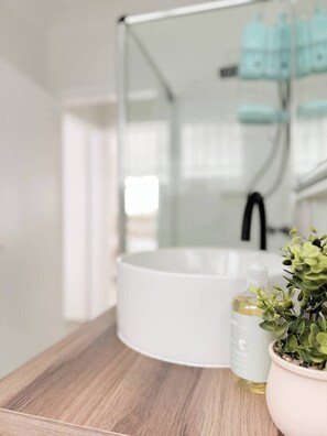 Shower, hair dryer, towels, soap - Sunday in Sevilla | 2BR • Sleeps 6 • CBD + Parking (Windsor)