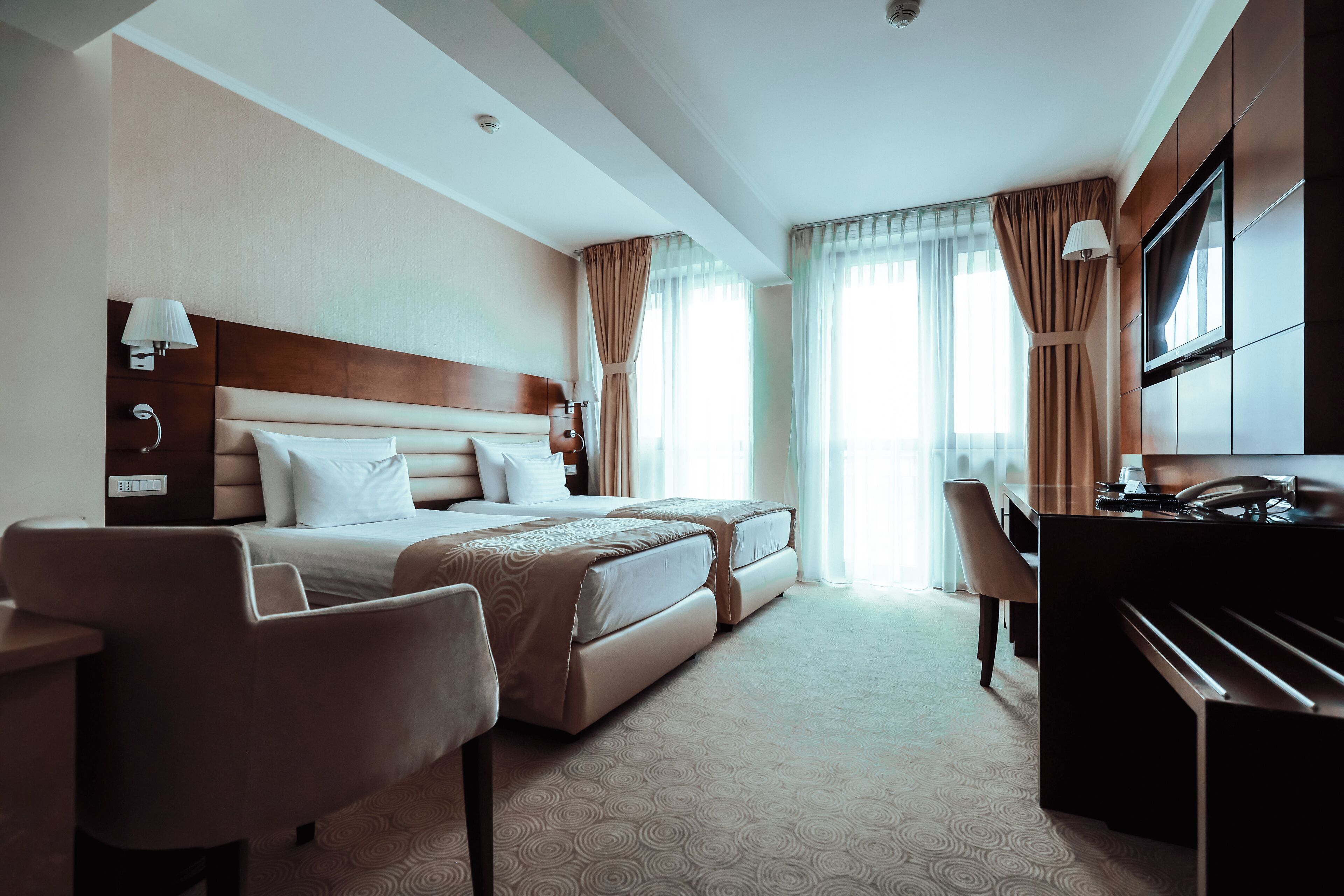 Camera con 2 letti singoli, balcone | Una cassaforte in camera, ferro/asse da stiro, Wi-Fi gratuito