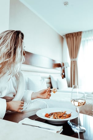 Doppelzimmer, Balkon | Zimmersafe, Bügeleisen/Bügelbrett, kostenloses WLAN. Grand Hotel Coroana