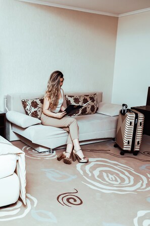 Family Room | In-room safe, iron/ironing board, free WiFi - Grand Hotel Coroana (Bistrița)