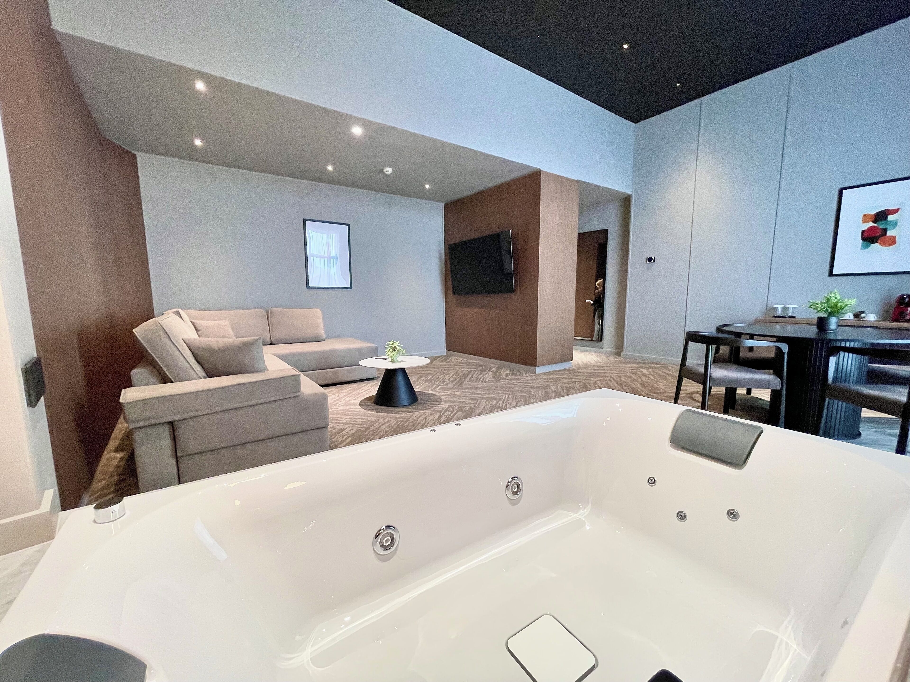 Appartamento Deluxe, balcone, vista città | Una cassaforte in camera, ferro/asse da stiro, Wi-Fi gratuito