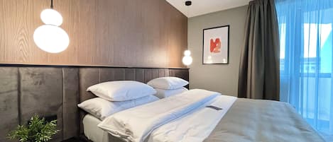 Apartemen Deluks, balkon, pemandangan kota | Brankas, setrika/meja setrika, dan Wi-Fi gratis