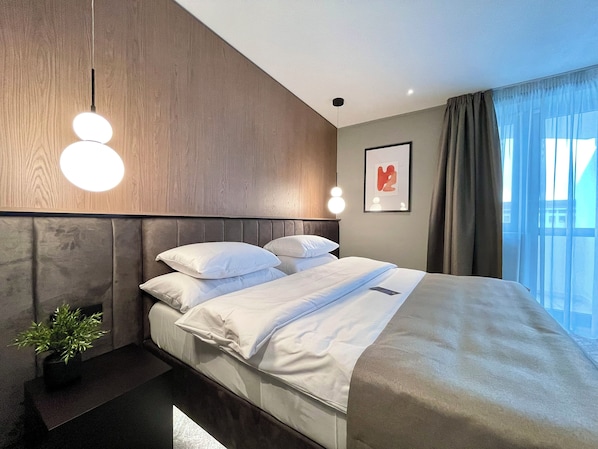 Deluxe Apartment, Balcony, City View | In-room safe, iron/ironing board, free WiFi - Grand Hotel Coroana (Bistrița)