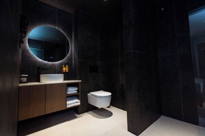 Habitación Deluxe doble, balcón | Baño | Zapatillas