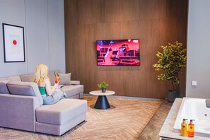 Deluxe Apartment, Balcony, City View | Peti besi dalam bilik, seterika/papan seterika, Wi-fi percuma 