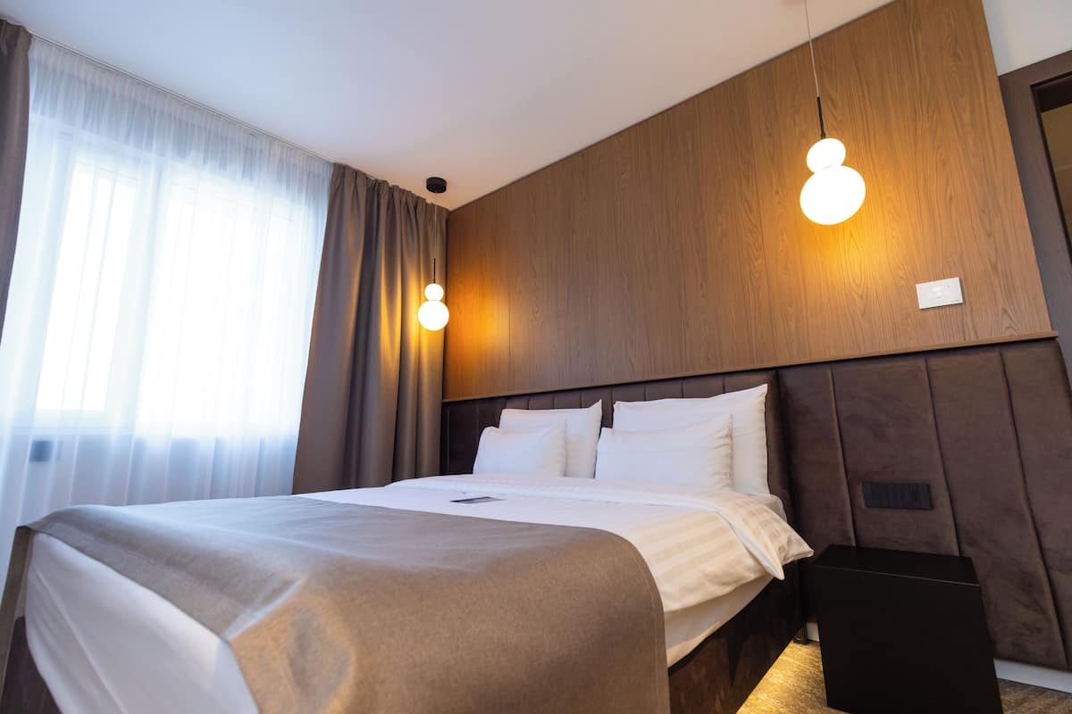 Apartamento ejecutivo, balcón | Caja fuerte, tabla de planchar con plancha, wifi gratis
