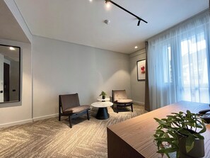 Doppia Deluxe, balcone | Una cassaforte in camera, ferro/asse da stiro, Wi-Fi gratuito