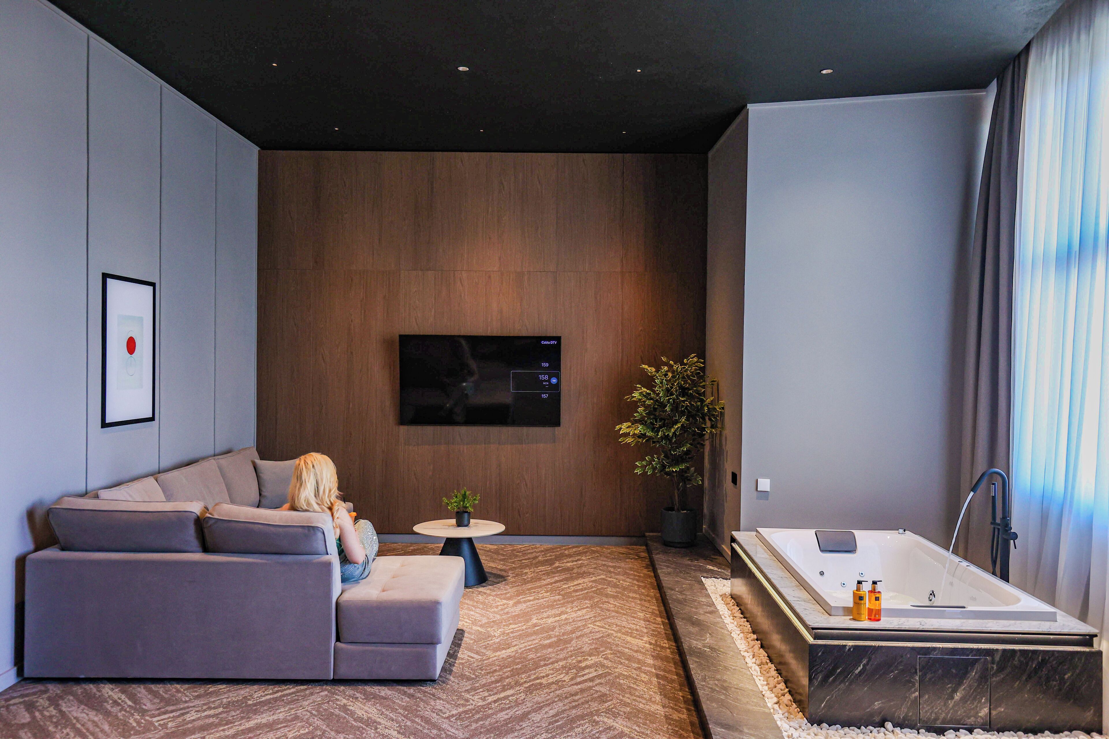 Appartement Deluxe, balcon, vue ville | Coffres-forts dans les chambres, fer et planche à repasser
