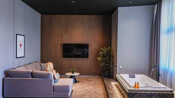 Appartement Deluxe, balcon, vue ville | Coffres-forts dans les chambres, fer et planche à repasser