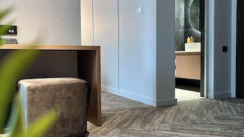 Chambre Double Deluxe, balcon | Coffres-forts dans les chambres, fer et planche à repasser