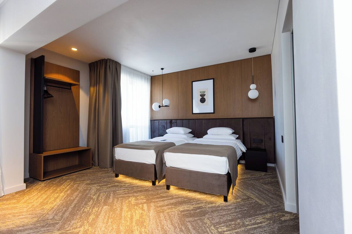 Habitación Deluxe con 2 camas individuales, balcón | Caja fuerte, tabla de planchar con plancha, wifi gratis