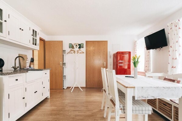 Oven, stovetop, dishwasher, paper towels